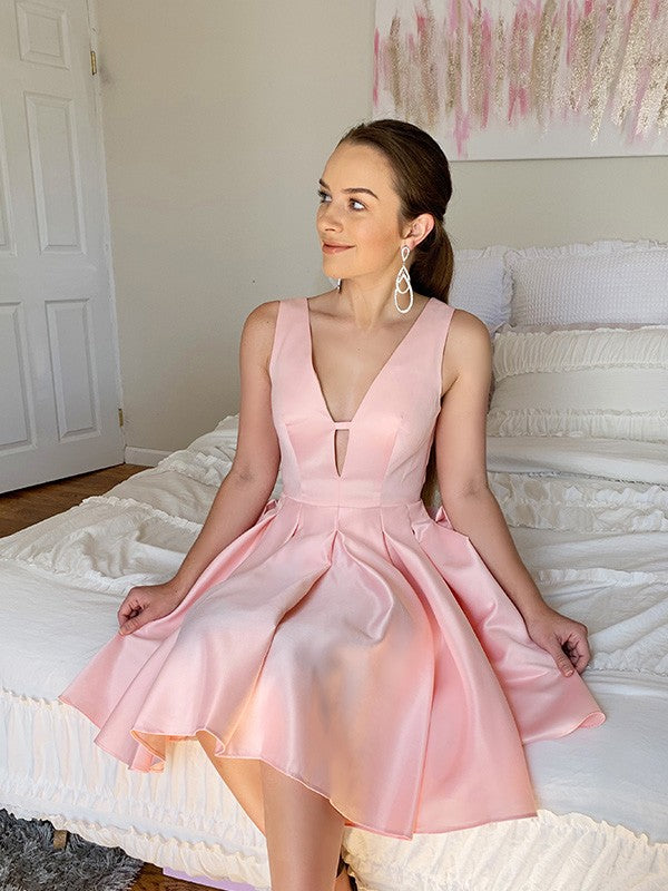 Vestido de cóctel corto/mini de satén con volantes, escote en V, sin mangas y corte A/princesa