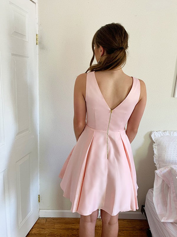 Vestido de cóctel corto/mini de satén con volantes, escote en V, sin mangas y corte A/princesa