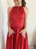 Vestido de noche de graduación de corte A/princesa, sin mangas, con cuello halter y cuentas de satén hasta el suelo