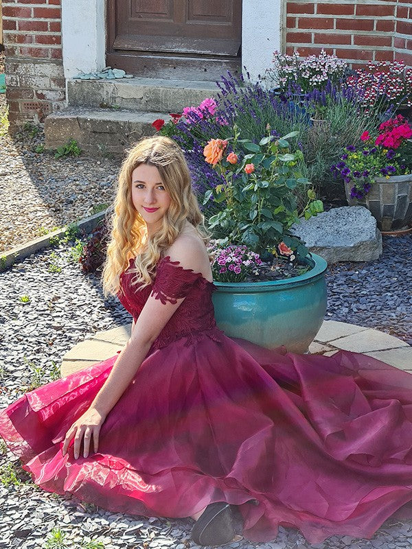 Vestido de noche de fiesta de organza con hombros descubiertos, sin mangas y apliques asimétricos.