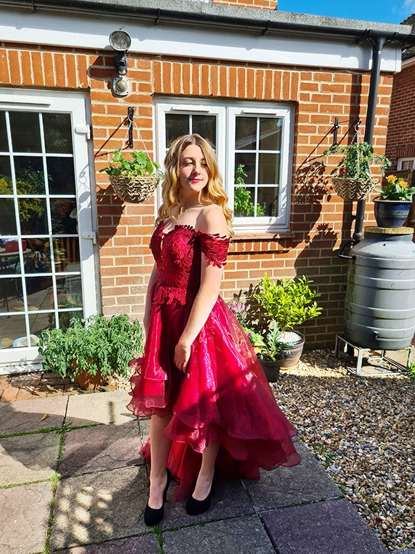 Vestido de noche de fiesta de organza con hombros descubiertos, sin mangas y apliques asimétricos.