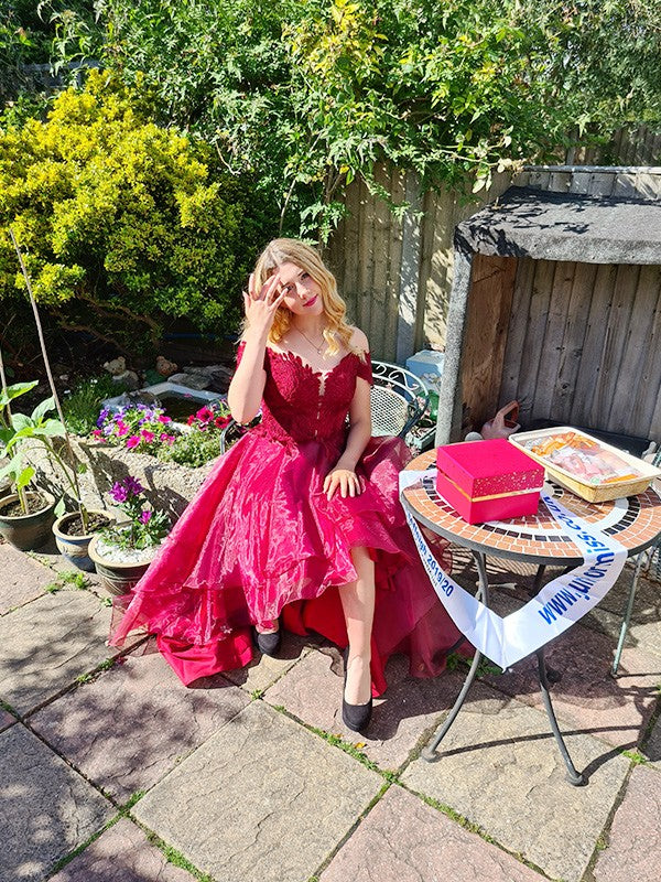 Vestido de noche de fiesta de organza con hombros descubiertos, sin mangas y apliques asimétricos.