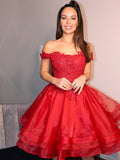 Vestido de fiesta corto con hombros descubiertos y apliques de organza para cóctel
