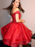 Vestido de fiesta corto con hombros descubiertos y apliques de organza para cóctel