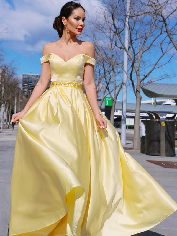 Vestido de noche de graduación de corte A/princesa, sin mangas, hombros descubiertos, satén, volantes y largo hasta el suelo