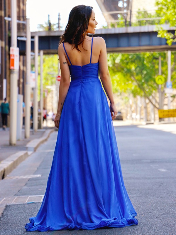 Vestido de noche de graduación de corte A/princesa, de gasa, fruncido, con tirantes finos, sin mangas y cola larga