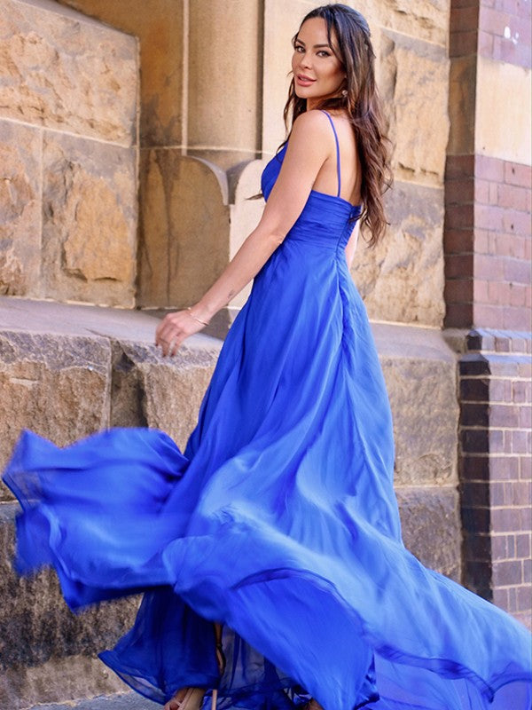 Vestido de noche de graduación de corte A/princesa, de gasa, fruncido, con tirantes finos, sin mangas y cola larga