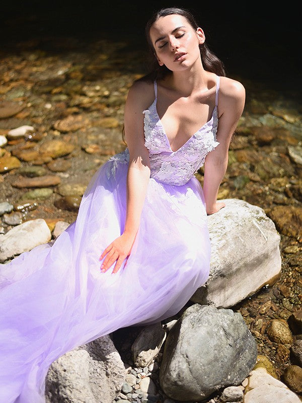 Vestido de noche de fiesta de corte A/princesa de tul con escote en V, apliques, sin mangas y cola larga