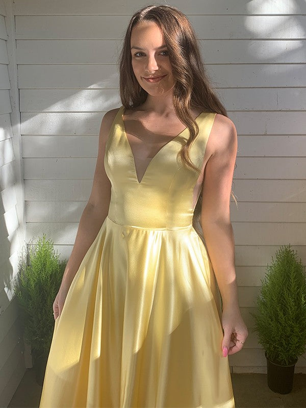 Vestido de noche de graduación de corte A/princesa, de satén, escote en V, sin mangas, con volantes y cola.