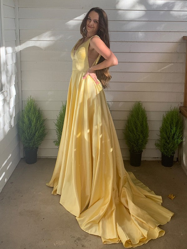Vestido de noche de graduación de corte A/princesa, de satén, escote en V, sin mangas, con volantes y cola.