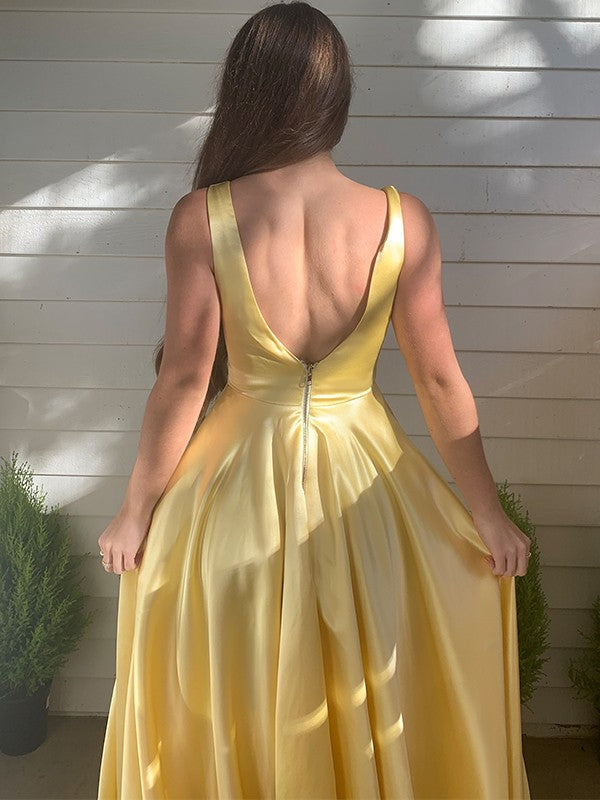 Vestido de noche de graduación de corte A/princesa, de satén, escote en V, sin mangas, con volantes y cola.