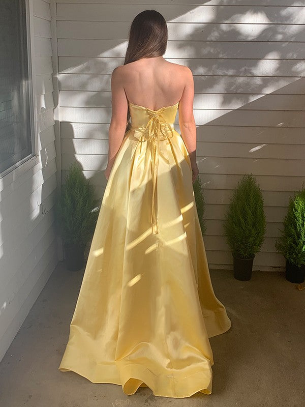 Vestido de noche de graduación con corte A/princesa, sin mangas, con cuentas, satén, sin tirantes y cola larga
