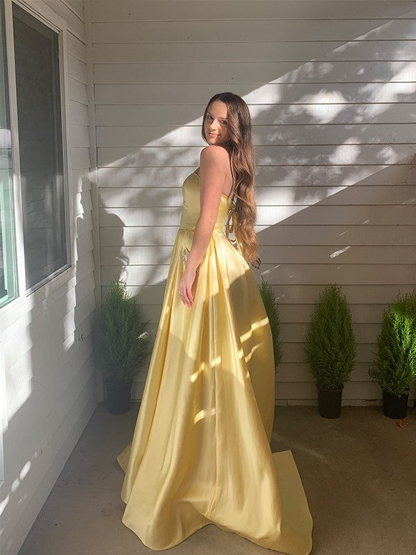Vestido de noche de graduación con corte A/princesa, sin mangas, con cuentas, satén, sin tirantes y cola larga