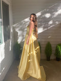 Vestido de noche de graduación con corte A/princesa, sin mangas, con cuentas, satén, sin tirantes y cola larga