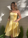 Vestido de cóctel de graduación, corte A/princesa, sin tirantes, de satén, con volantes, sin mangas, corto/mini
