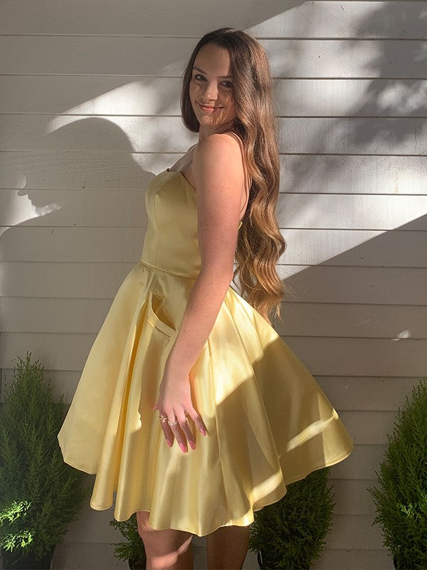 Vestido de cóctel de graduación, corte A/princesa, sin tirantes, de satén, con volantes, sin mangas, corto/mini