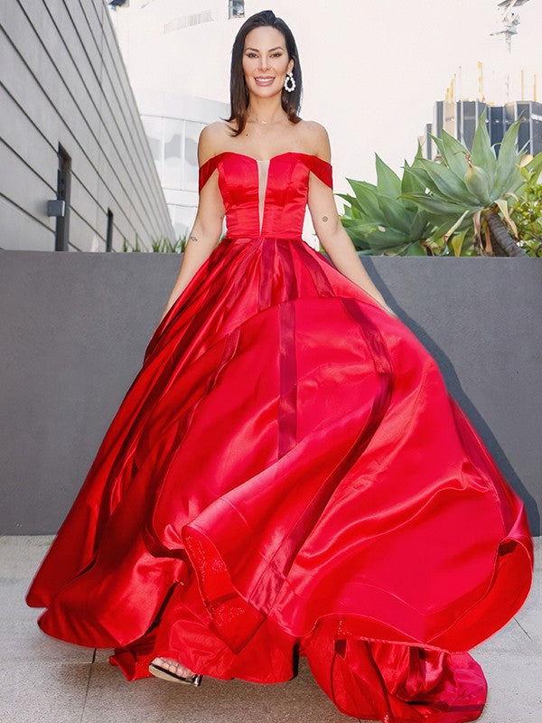 Vestido de noche de graduación con corte A/princesa, sin mangas, con volantes y satén, hombros descubiertos y cola larga