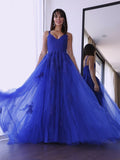 Vestido de noche de fiesta de corte A/princesa de tul con escote en V, sin mangas, con apliques y cola larga