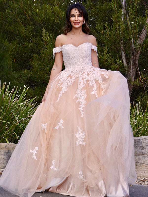 Vestido de noche de graduación con corte A/princesa, apliques de tul, hombros descubiertos, sin mangas y largo hasta el suelo