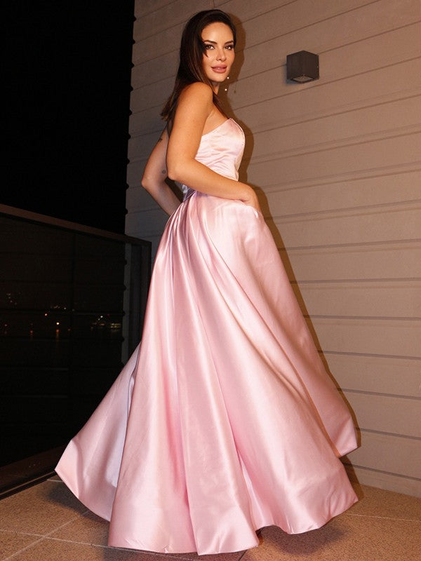 Vestido de noche de graduación de corte A/princesa, de satén, con volantes, sin mangas, sin tirantes y largo hasta el suelo