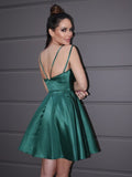 Vestido de cóctel corto sin mangas con tirantes fruncidos de satén y corte princesa para fiesta de bienvenida
