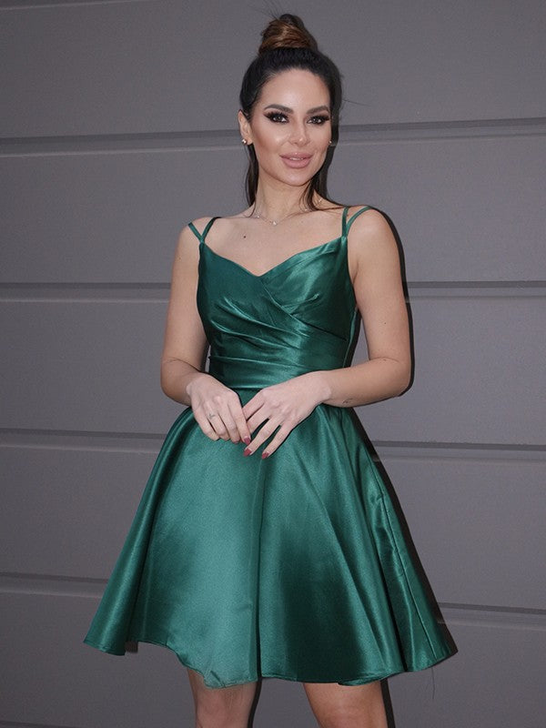 Vestido de cóctel corto sin mangas con tirantes fruncidos de satén y corte princesa para fiesta de bienvenida