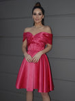 Vestidos de fiesta cortos/mini de satén con hombros descubiertos, fruncidos, sin mangas y corte princesa