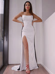 Vestidos de novia de corte tubo/columna, de satén tipo seda, fruncidos, sin tirantes, sin mangas, con cola larga.