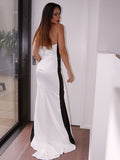 Vestidos de novia de corte tubo/columna, de satén tipo seda, fruncidos, sin tirantes, sin mangas, con cola larga.