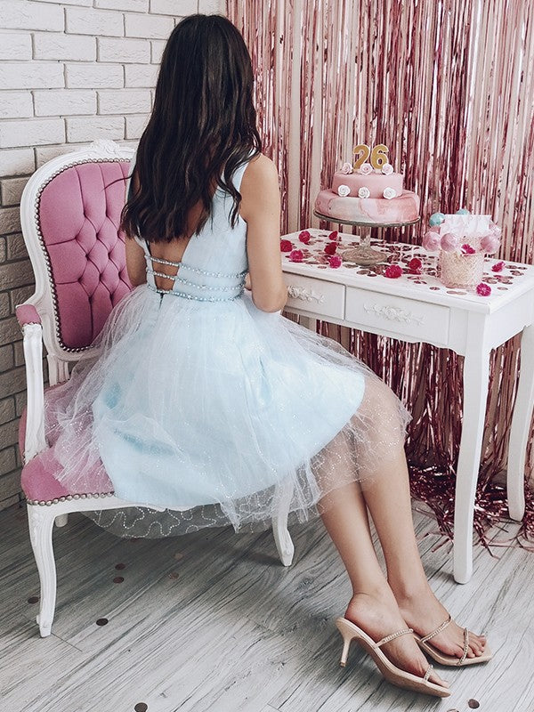 Vestido de cóctel corto/mini de corte A/princesa con escote en V, cuentas, tul, sin mangas