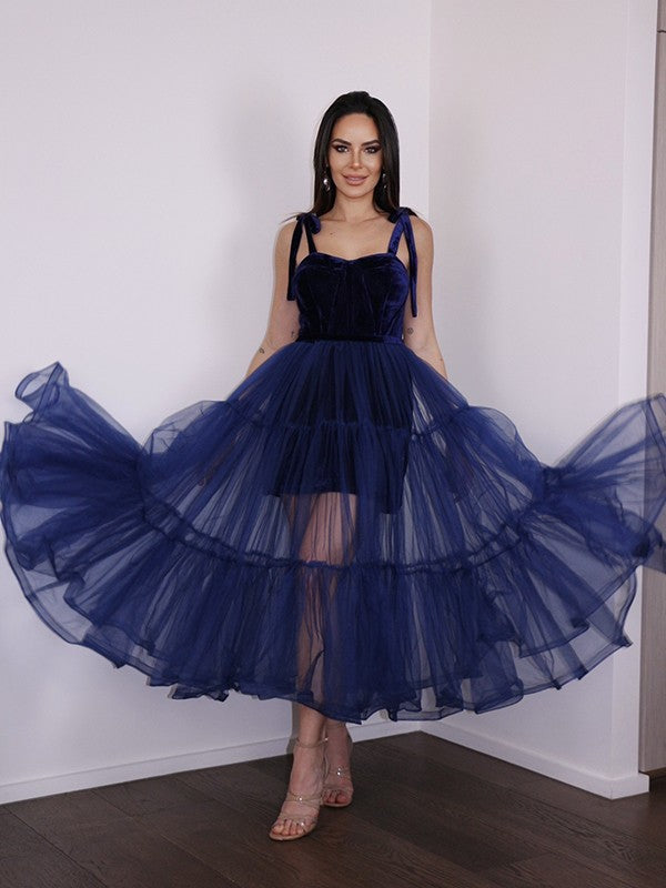Vestido de fiesta de graduación de corte A/princesa, de tul, con volantes y tirantes finos, sin mangas y largo hasta la rodilla.