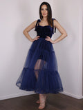 Vestido de fiesta de graduación de corte A/princesa, de tul, con volantes y tirantes finos, sin mangas y largo hasta la rodilla.