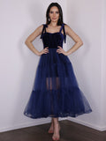 Vestido de fiesta de graduación de corte A/princesa, de tul, con volantes y tirantes finos, sin mangas y largo hasta la rodilla.