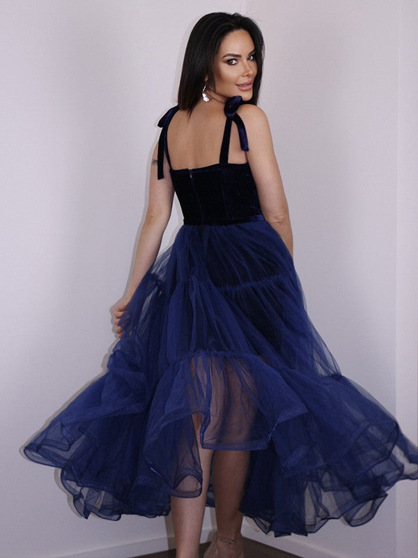 Vestido de fiesta de graduación de corte A/princesa, de tul, con volantes y tirantes finos, sin mangas y largo hasta la rodilla.