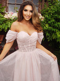 Vestido de noche de graduación con corte A/princesa, fruncido, hombros descubiertos, mangas cortas y cola larga
