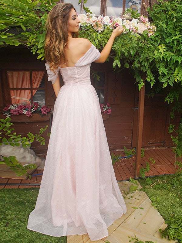 Vestido de noche de graduación con corte A/princesa, fruncido, hombros descubiertos, mangas cortas y cola larga