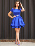 Vestido de fiesta de graduación, corte A/princesa, satén, con faja, cinta y cinturón, escote redondo, mangas cortas, corto/mini