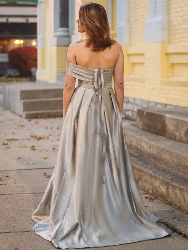 Vestido de noche de graduación de corte A/princesa, de satén, fruncido, sin tirantes, sin mangas, con cola larga