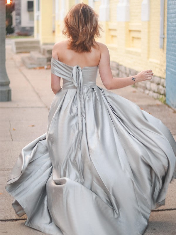 Vestido de noche de graduación de corte A/princesa, de satén, fruncido, sin tirantes, sin mangas, con cola larga