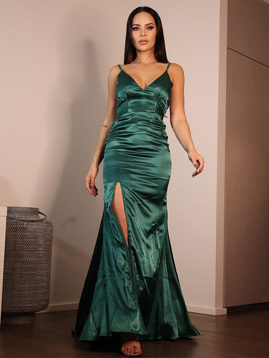 Vestido de noche de graduación con corte tubo/columna, satén tipo seda, fruncido, escote en V, sin mangas, con cola larga