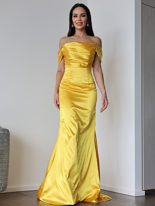 Vestido de noche de graduación con corte tubo/columna, satén, fruncido, hombros descubiertos, sin mangas, con cola larga
