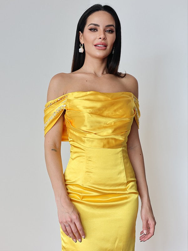 Vestido de noche de graduación con corte tubo/columna, satén, fruncido, hombros descubiertos, sin mangas, con cola larga
