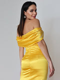 Vestido de noche de graduación con corte tubo/columna, satén, fruncido, hombros descubiertos, sin mangas, con cola larga