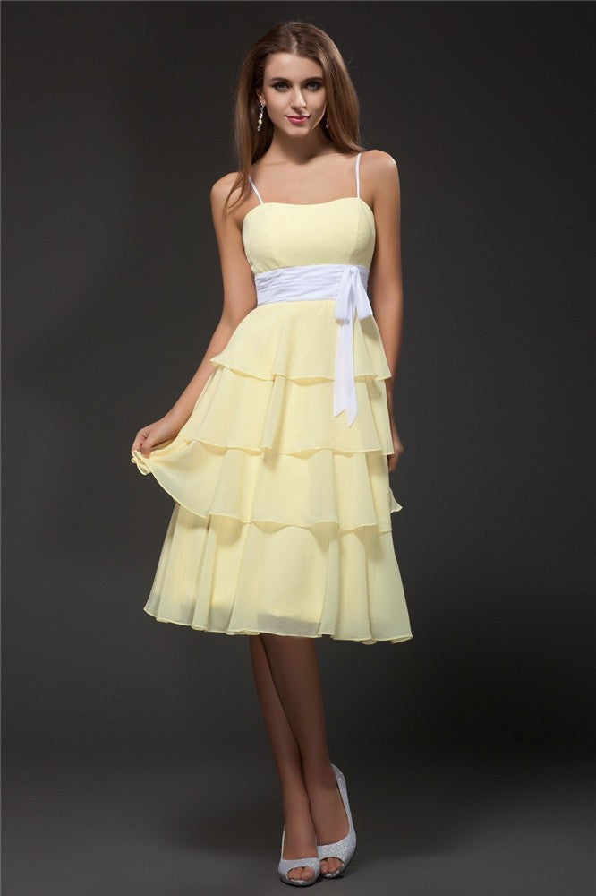 Vestido de dama de honor corto de gasa sin mangas con tirantes finos y corte tubo/columna para fiesta de bienvenida