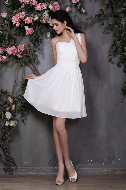 A-Linie/Princess-Linie One-Shoulder-Träger Ärmellos Falten Kurz Chiffon Brautjungfernkleider Homecoming Ballkleid