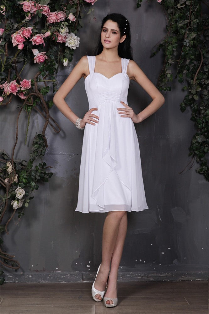 Vestido de dama de honor corto de gasa con pliegues, sin mangas y tirantes, estilo tubo/columna, ideal para invitadas de boda.