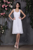 Vestido de dama de honor corto de gasa con pliegues, sin mangas y tirantes, estilo tubo/columna, ideal para invitadas de boda.