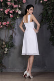 Vestido de dama de honor corto de gasa con pliegues, sin mangas y tirantes, estilo tubo/columna, ideal para invitadas de boda.