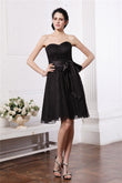 Vestido de dama de honor corto de encaje con escote corazón, sin mangas, corte A/princesa, ideal para la fiesta de bienvenida y como invitada de boda.