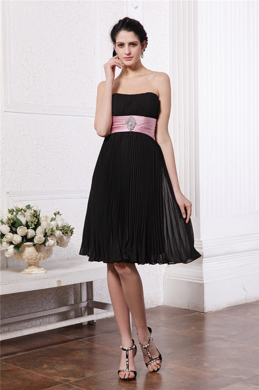 A-Linie/Princess-Linie Trägerlos Ärmellos Schärpen Perlen verziert Kurz Chiffon Brautjungfernkleider Homecoming Cocktailkleid